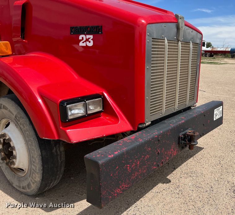 image for item DS3073 2000 Kenworth   T800 semi truck