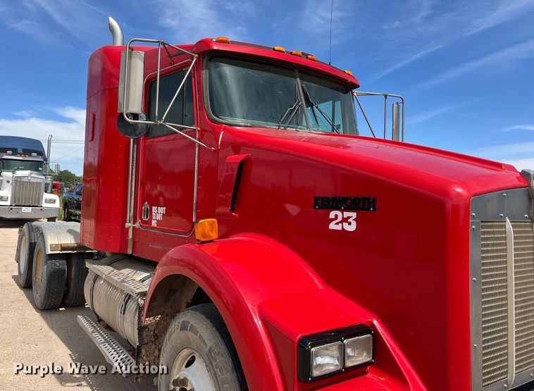 image for item DS3073 2000 Kenworth   T800 semi truck