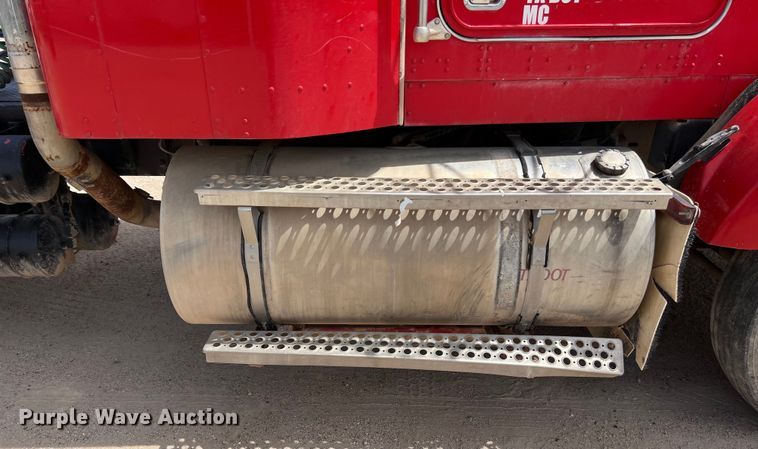 image for item DS3073 2000 Kenworth   T800 semi truck