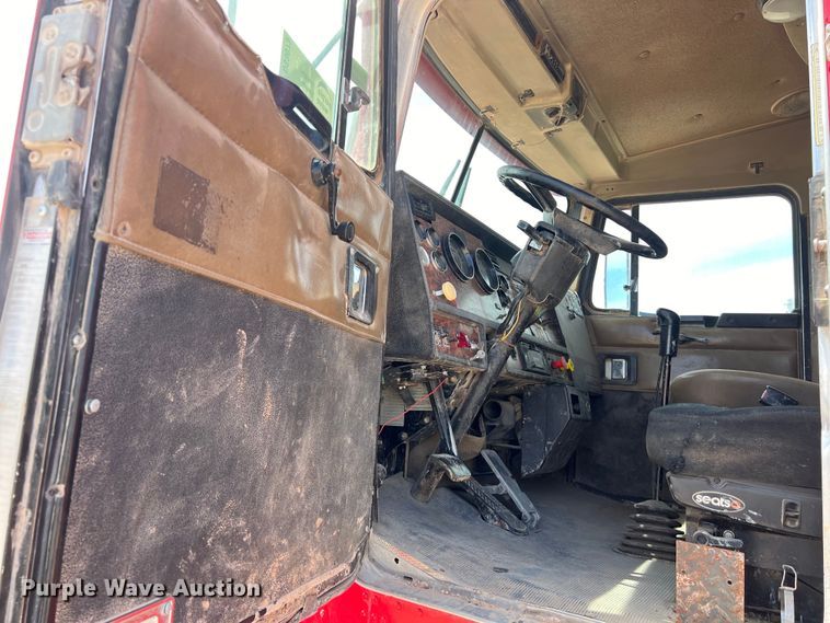 image for item DS3073 2000 Kenworth   T800 semi truck