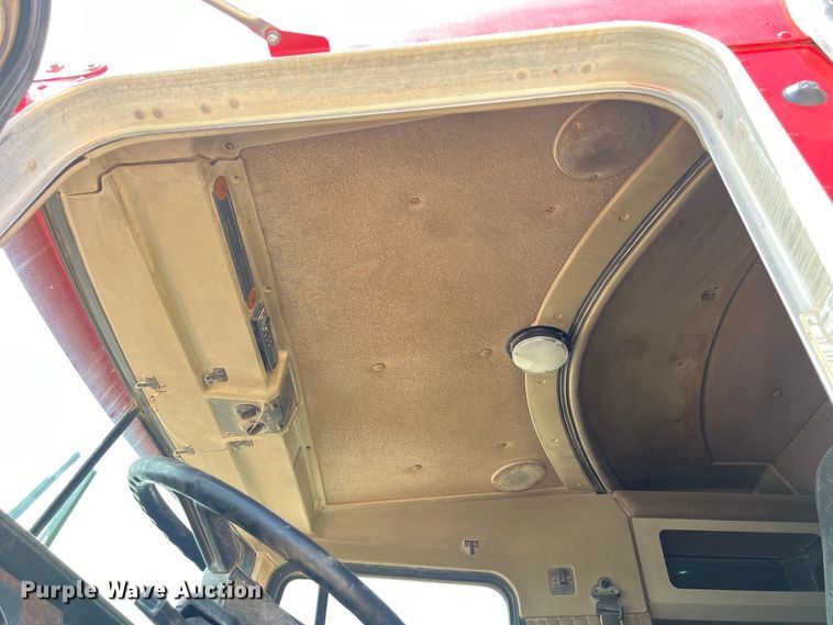 image for item DS3073 2000 Kenworth   T800 semi truck