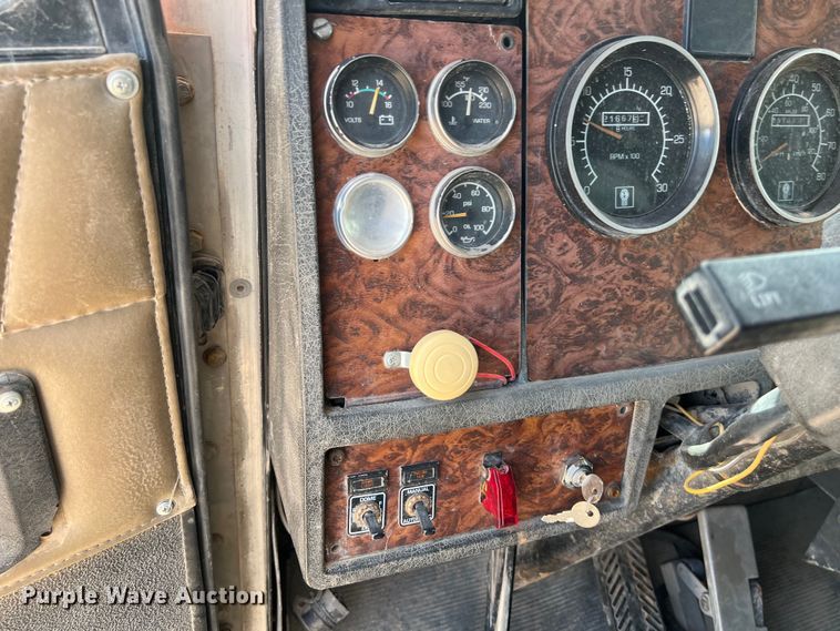 image for item DS3073 2000 Kenworth   T800 semi truck