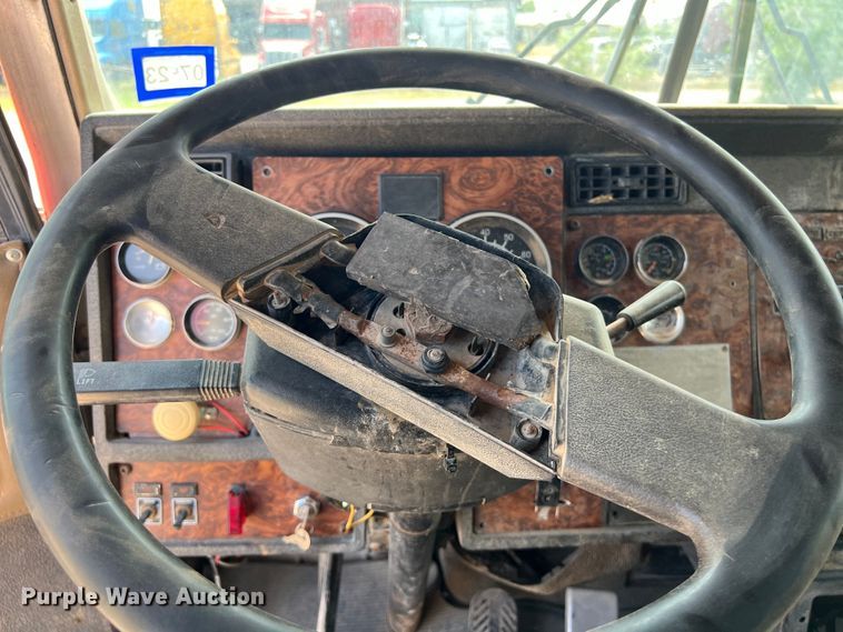 image for item DS3073 2000 Kenworth   T800 semi truck