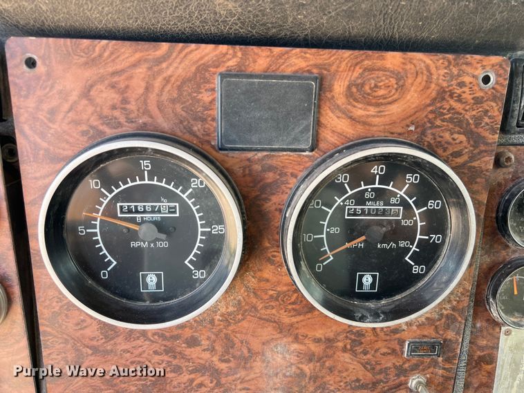 image for item DS3073 2000 Kenworth   T800 semi truck