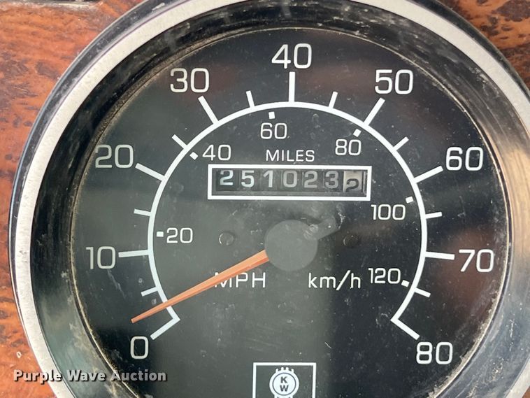 image for item DS3073 2000 Kenworth   T800 semi truck