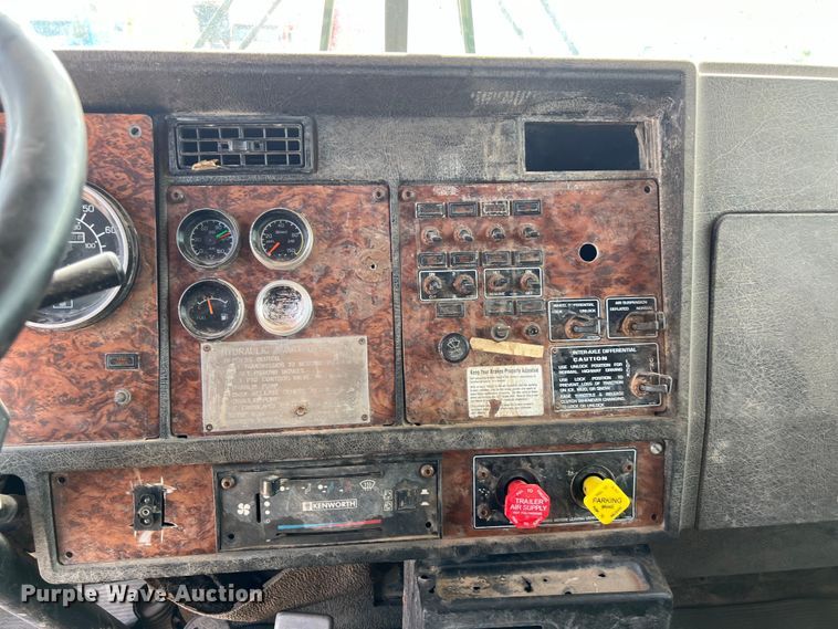 image for item DS3073 2000 Kenworth   T800 semi truck