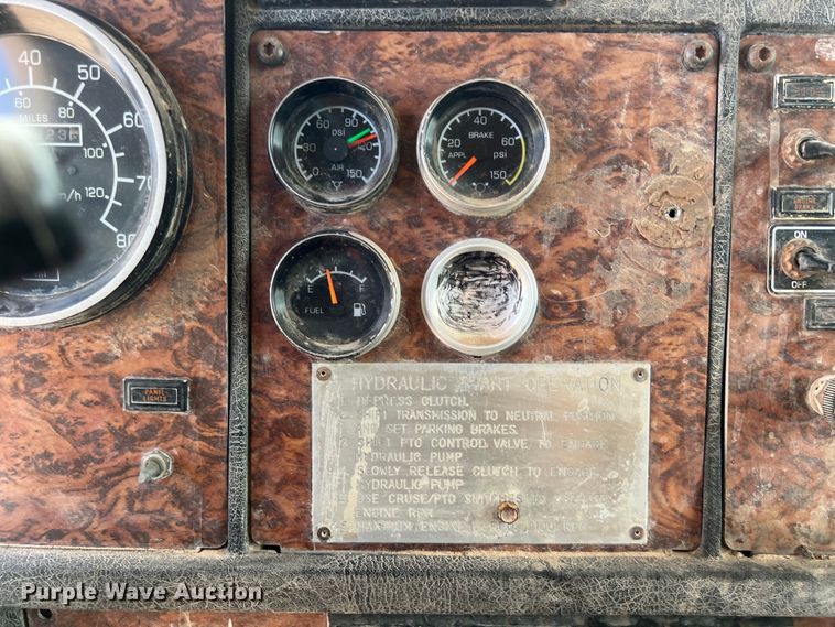 image for item DS3073 2000 Kenworth   T800 semi truck