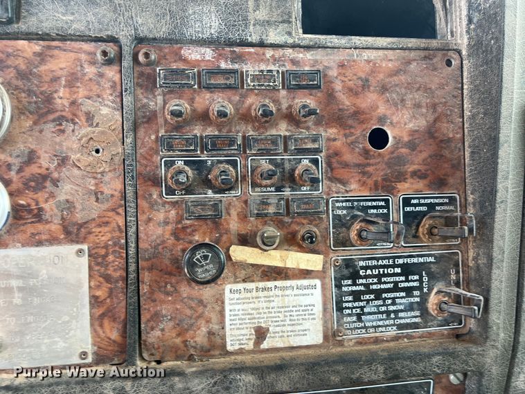 image for item DS3073 2000 Kenworth   T800 semi truck