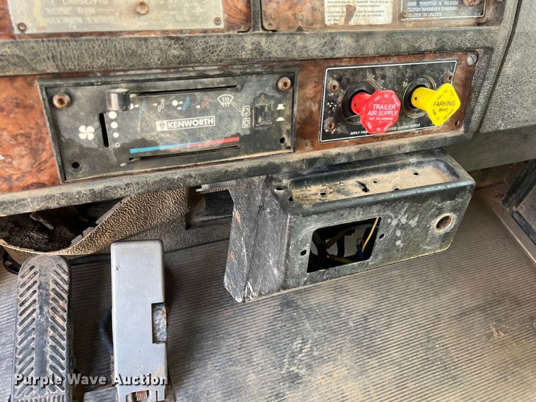 image for item DS3073 2000 Kenworth   T800 semi truck