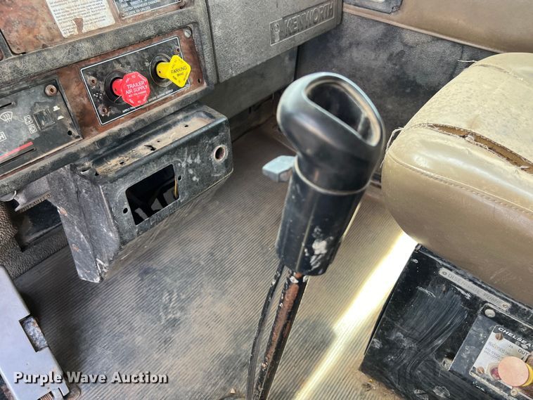 image for item DS3073 2000 Kenworth   T800 semi truck