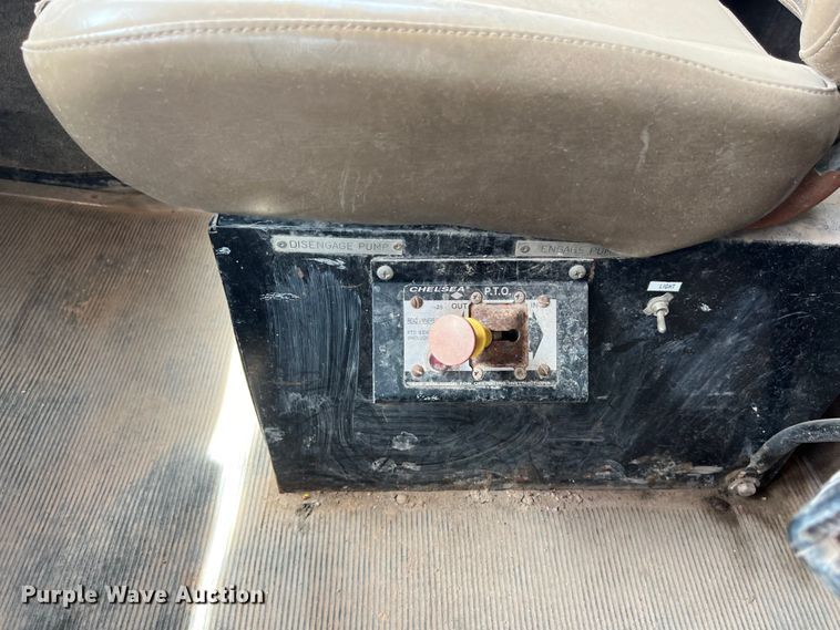 image for item DS3073 2000 Kenworth   T800 semi truck