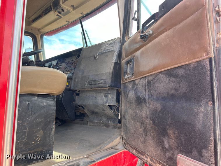 image for item DS3073 2000 Kenworth   T800 semi truck