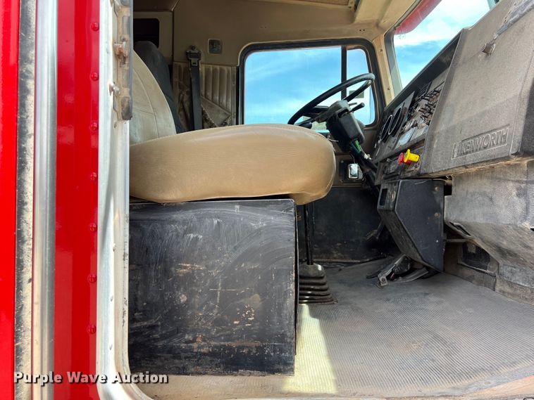 image for item DS3073 2000 Kenworth   T800 semi truck