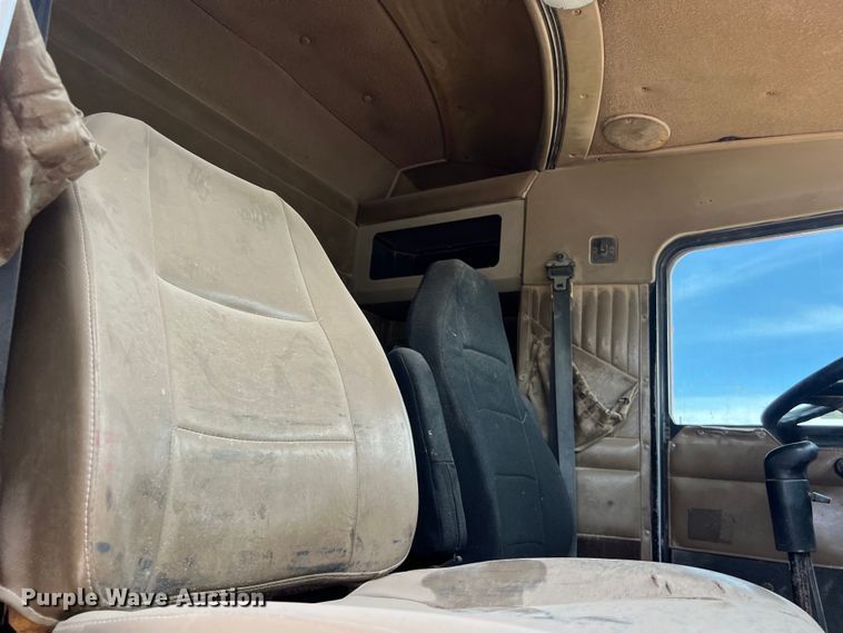 image for item DS3073 2000 Kenworth   T800 semi truck