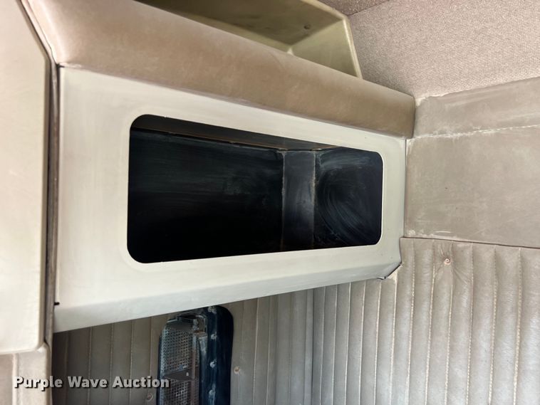 image for item DS3073 2000 Kenworth   T800 semi truck