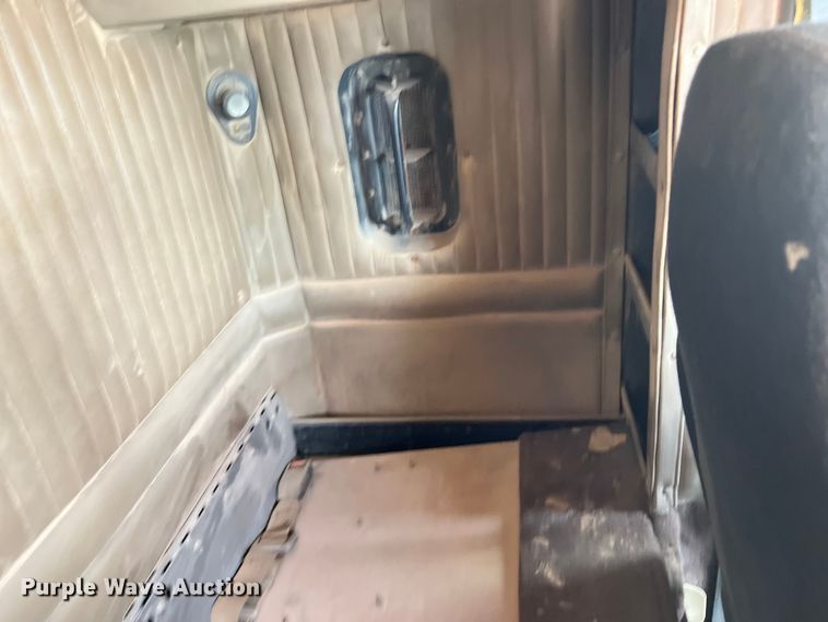 image for item DS3073 2000 Kenworth   T800 semi truck