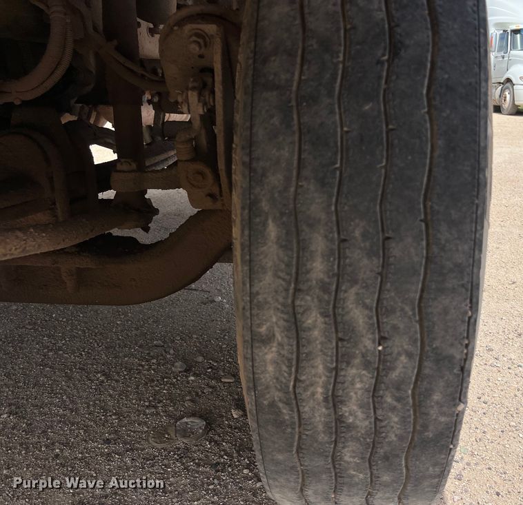 image for item DS3073 2000 Kenworth   T800 semi truck