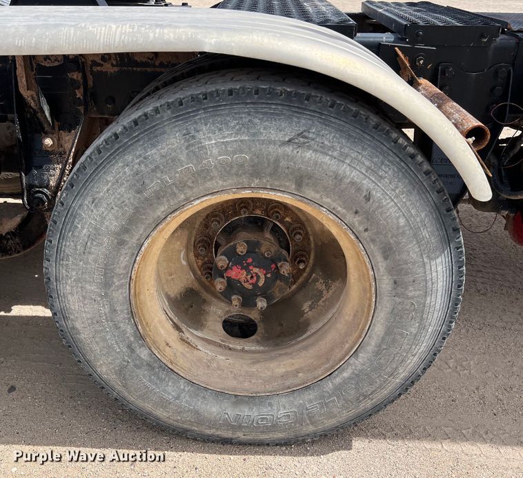 image for item DS3073 2000 Kenworth   T800 semi truck