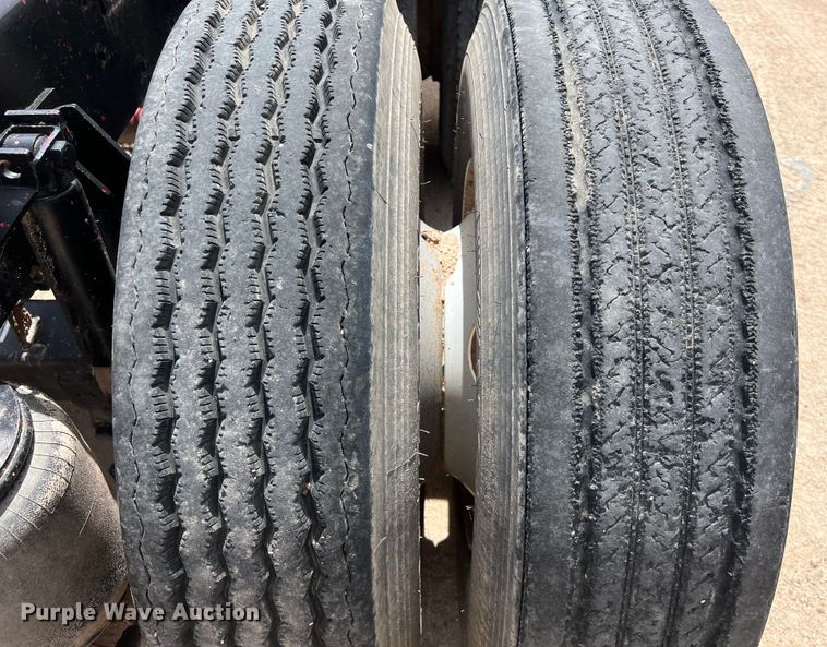 image for item DS3073 2000 Kenworth   T800 semi truck