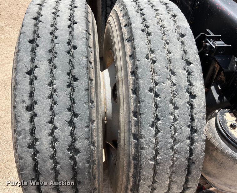 image for item DS3073 2000 Kenworth   T800 semi truck