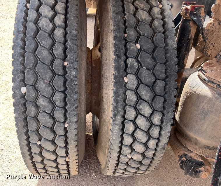 image for item DS3073 2000 Kenworth   T800 semi truck