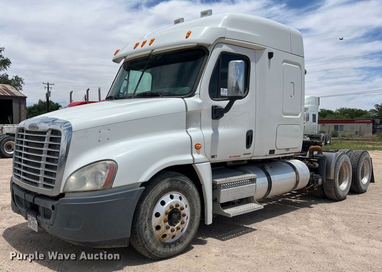 image for item DS3075 2010 Freightliner  Cascadia  semi truck