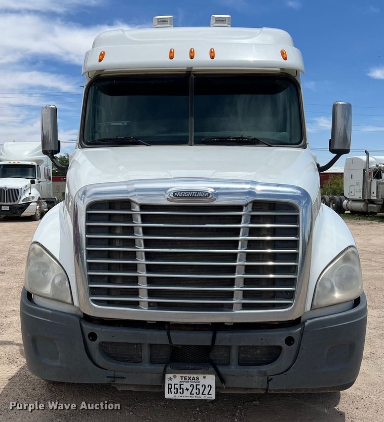 image for item DS3075 2010 Freightliner  Cascadia  semi truck
