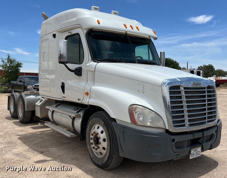 image for item DS3075 2010 Freightliner  Cascadia  semi truck