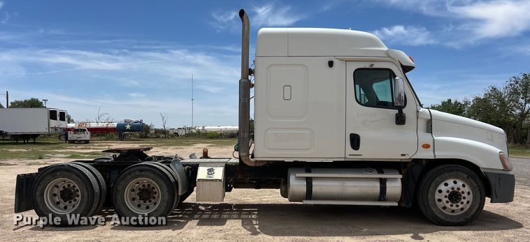 image for item DS3075 2010 Freightliner  Cascadia  semi truck