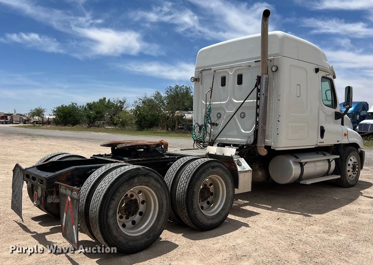 image for item DS3075 2010 Freightliner  Cascadia  semi truck