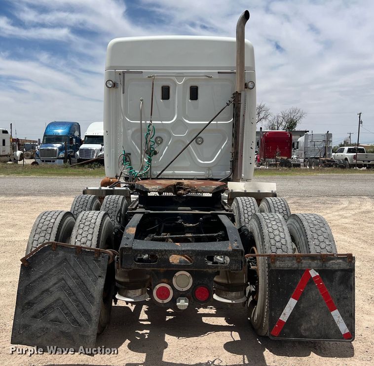 image for item DS3075 2010 Freightliner  Cascadia  semi truck