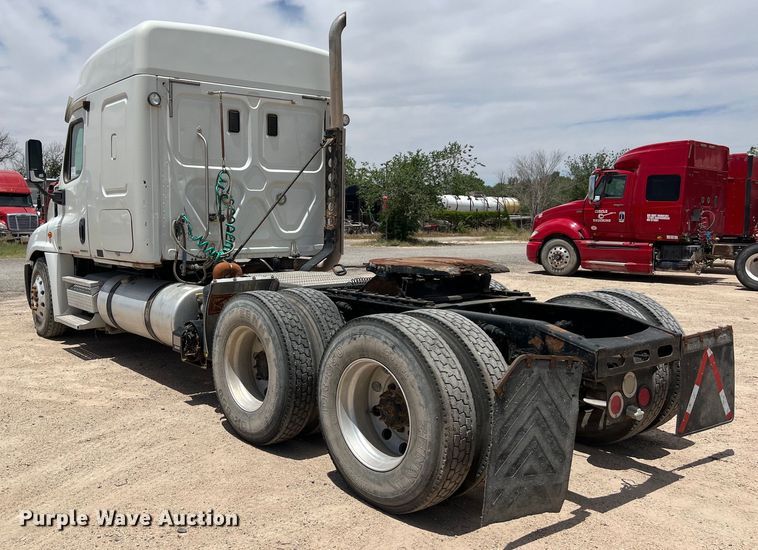 image for item DS3075 2010 Freightliner  Cascadia  semi truck