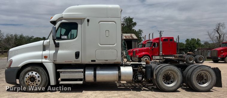 image for item DS3075 2010 Freightliner  Cascadia  semi truck