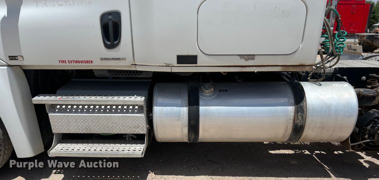 image for item DS3075 2010 Freightliner  Cascadia  semi truck