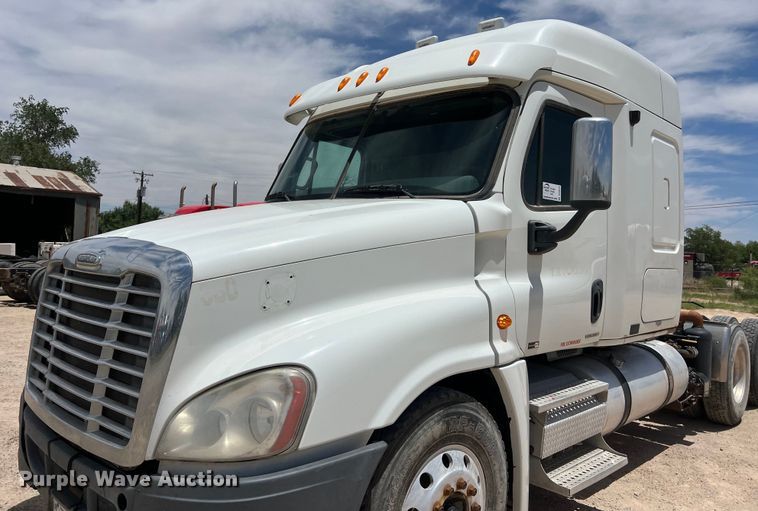image for item DS3075 2010 Freightliner  Cascadia  semi truck