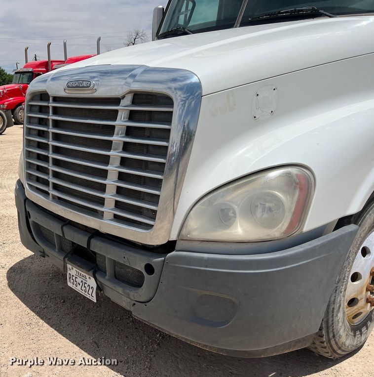 image for item DS3075 2010 Freightliner  Cascadia  semi truck