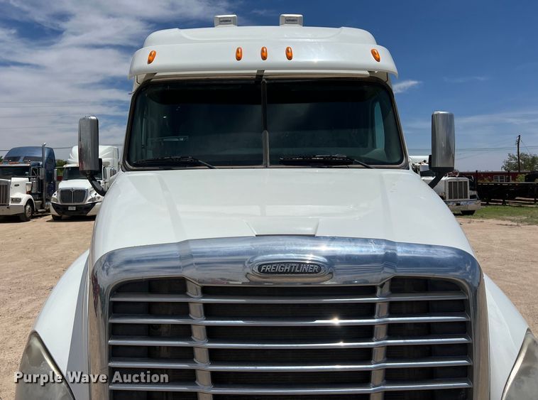 image for item DS3075 2010 Freightliner  Cascadia  semi truck