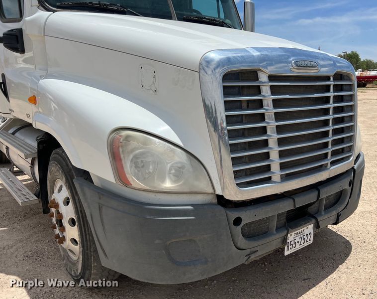 image for item DS3075 2010 Freightliner  Cascadia  semi truck