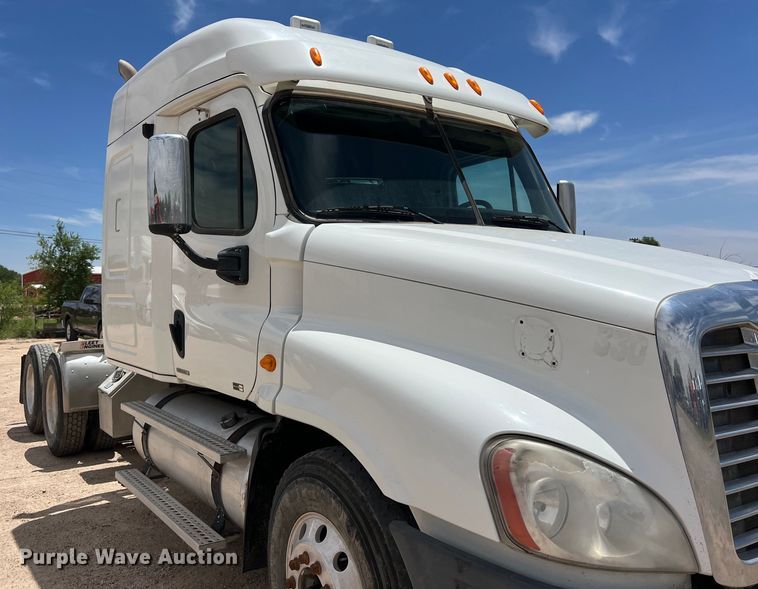 image for item DS3075 2010 Freightliner  Cascadia  semi truck