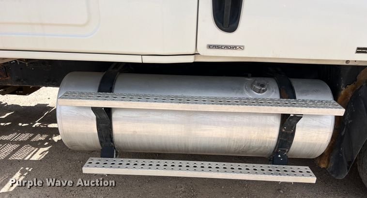 image for item DS3075 2010 Freightliner  Cascadia  semi truck