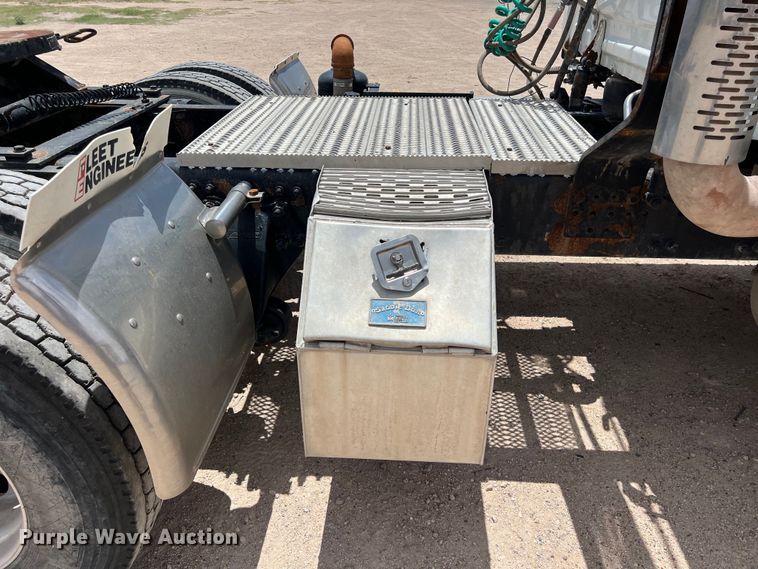 image for item DS3075 2010 Freightliner  Cascadia  semi truck