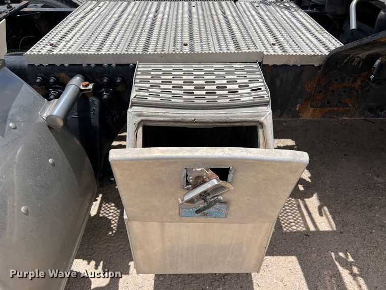 image for item DS3075 2010 Freightliner  Cascadia  semi truck