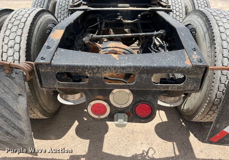 image for item DS3075 2010 Freightliner  Cascadia  semi truck