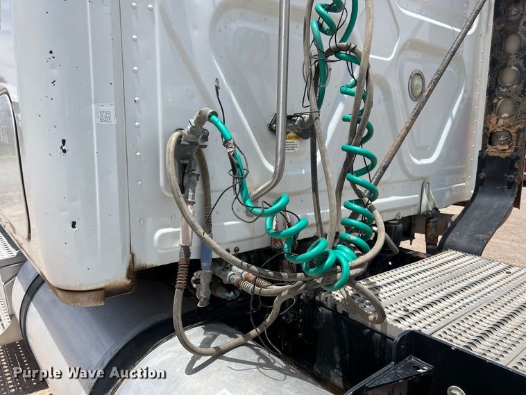 image for item DS3075 2010 Freightliner  Cascadia  semi truck