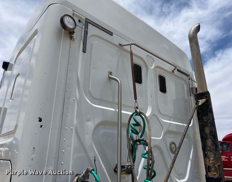 image for item DS3075 2010 Freightliner  Cascadia  semi truck