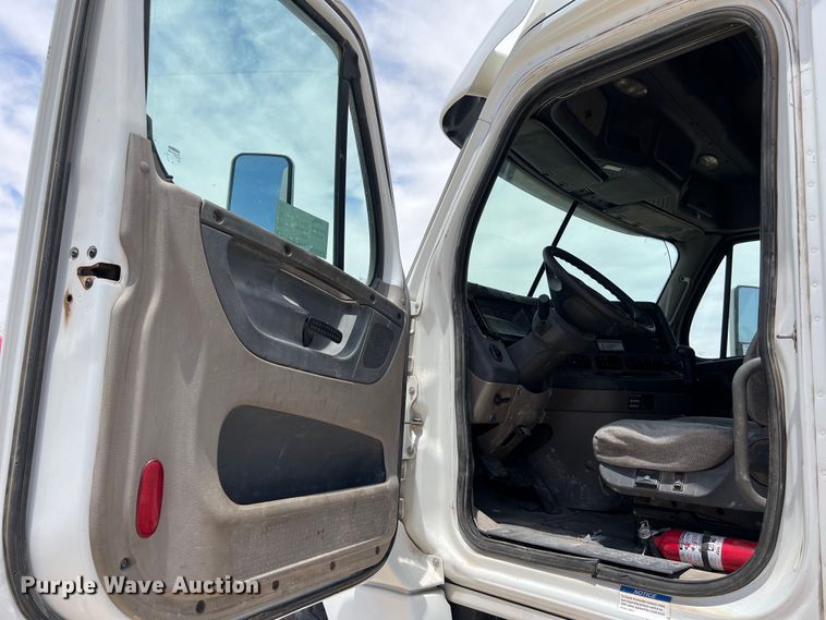 image for item DS3075 2010 Freightliner  Cascadia  semi truck