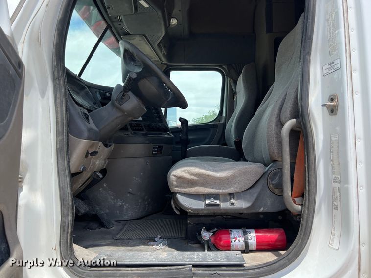 image for item DS3075 2010 Freightliner  Cascadia  semi truck