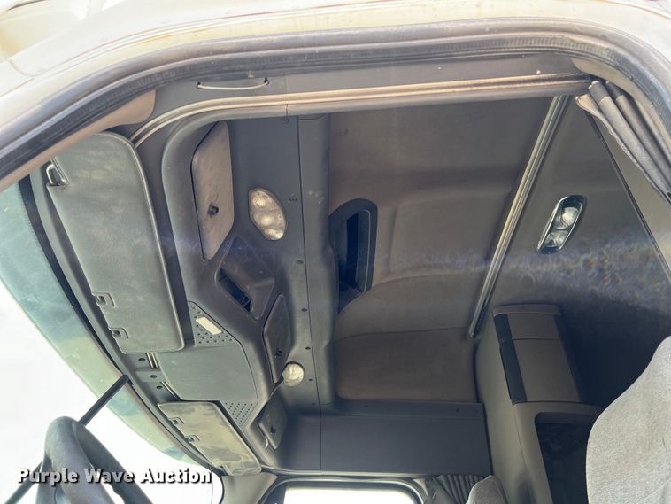 image for item DS3075 2010 Freightliner  Cascadia  semi truck