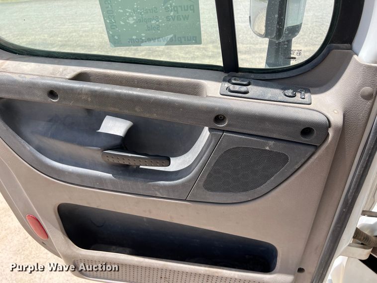 image for item DS3075 2010 Freightliner  Cascadia  semi truck