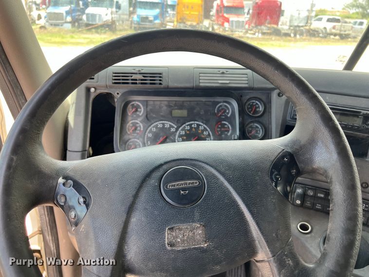 image for item DS3075 2010 Freightliner  Cascadia  semi truck